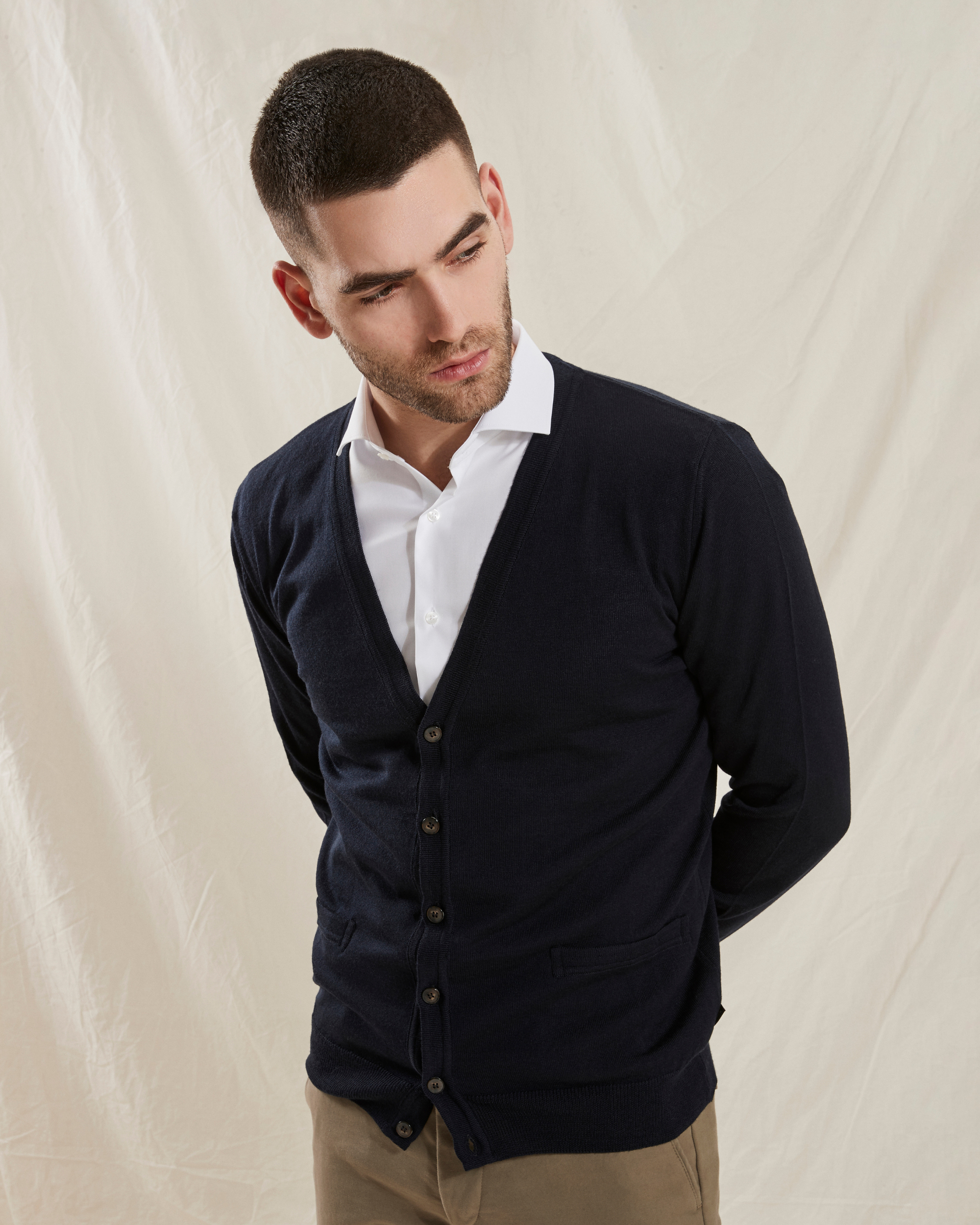 Milan cardigan med v-neck og knaplukning