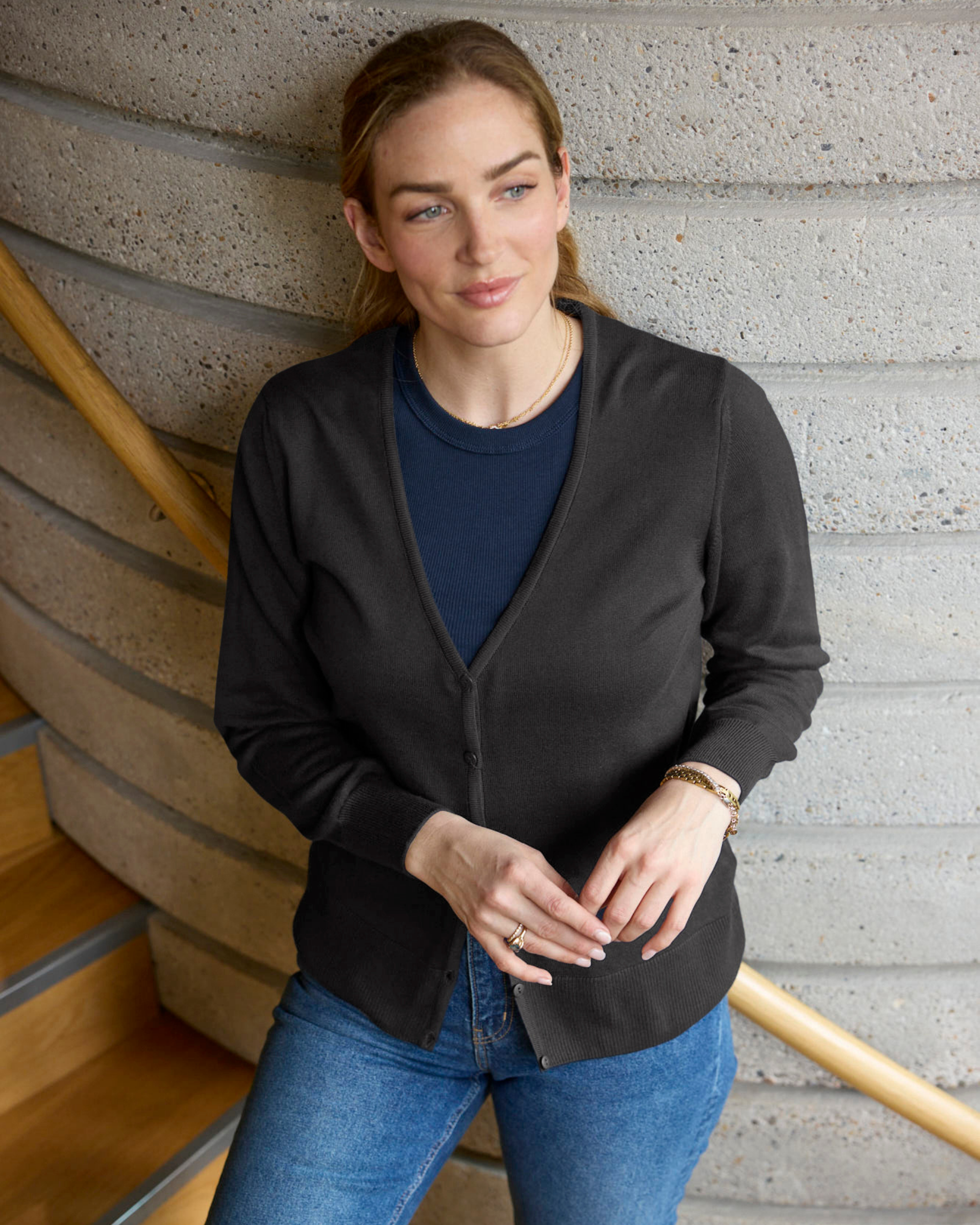 Stockholm cardigan med v-neck og knaplukning