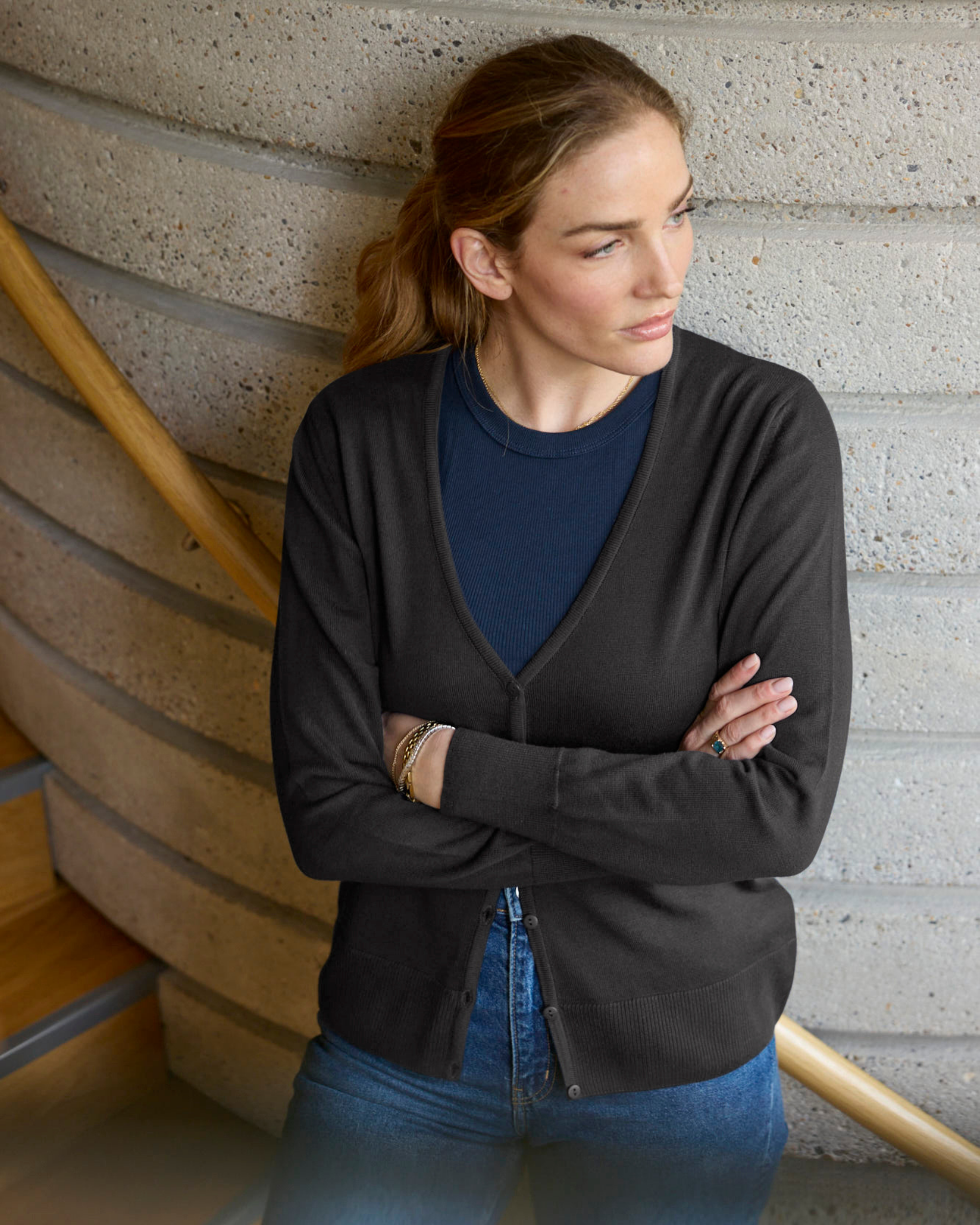 Stockholm cardigan med v-neck og knaplukning