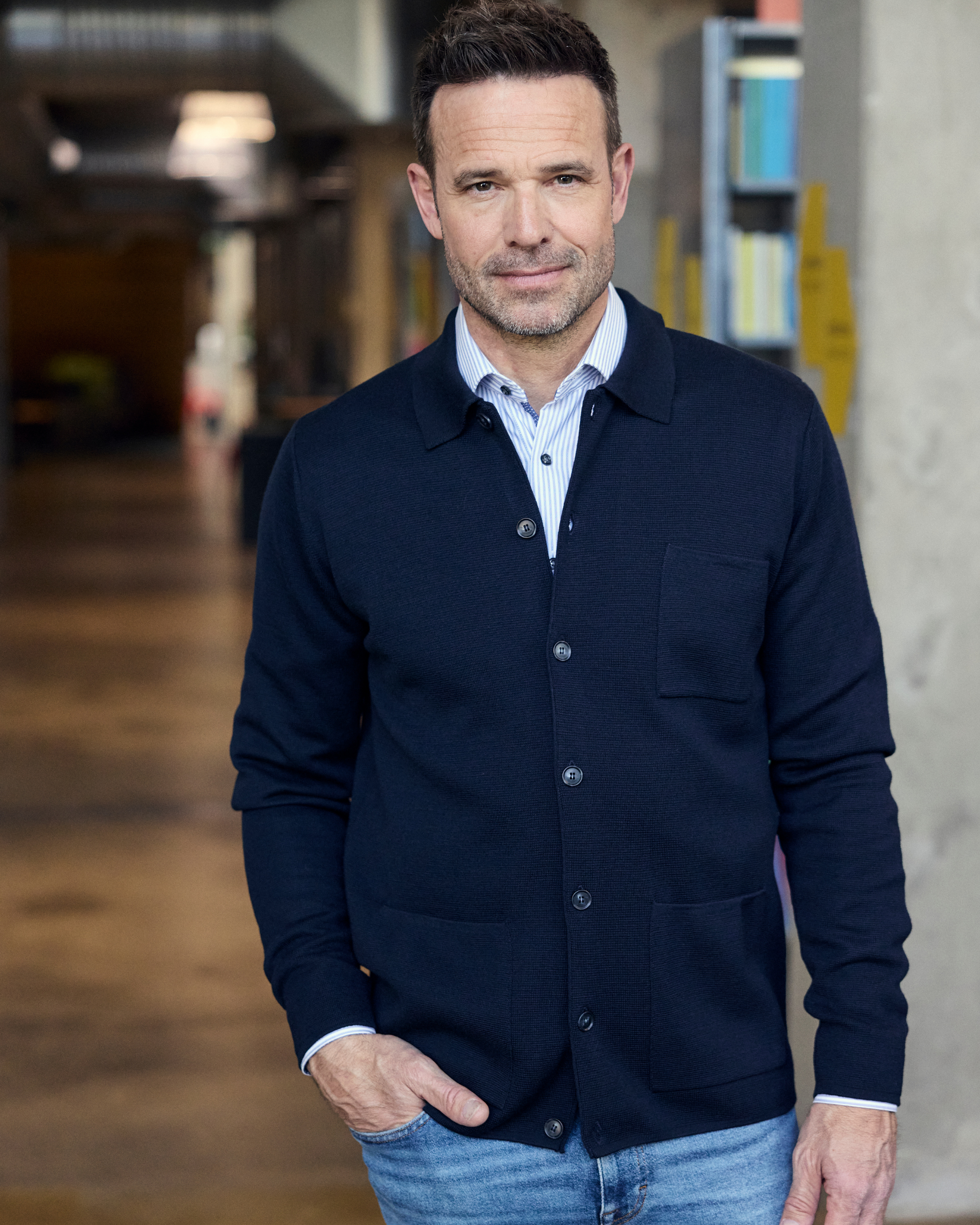 Manchester cardigan med knapper og skjortekrave