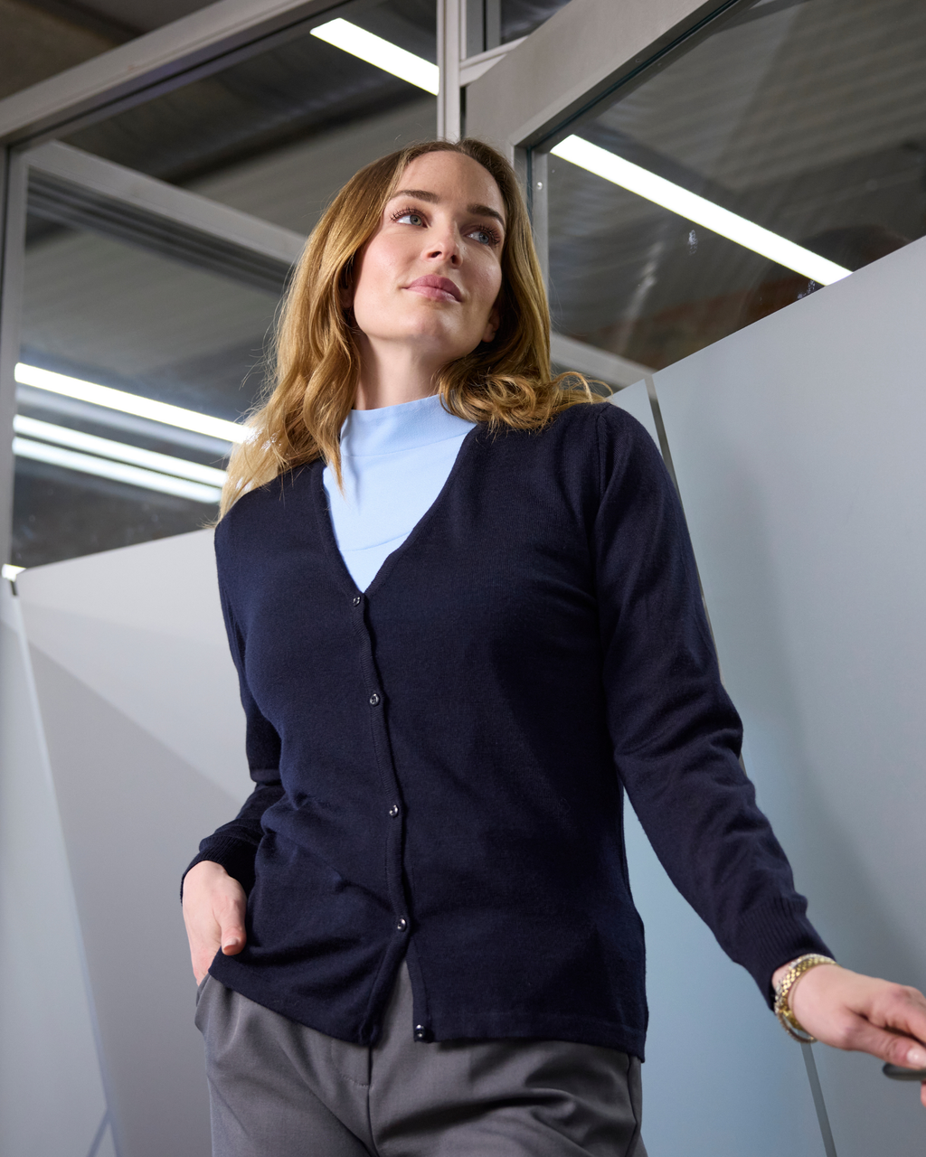 Milan cardigan med v-neck og knaplukning