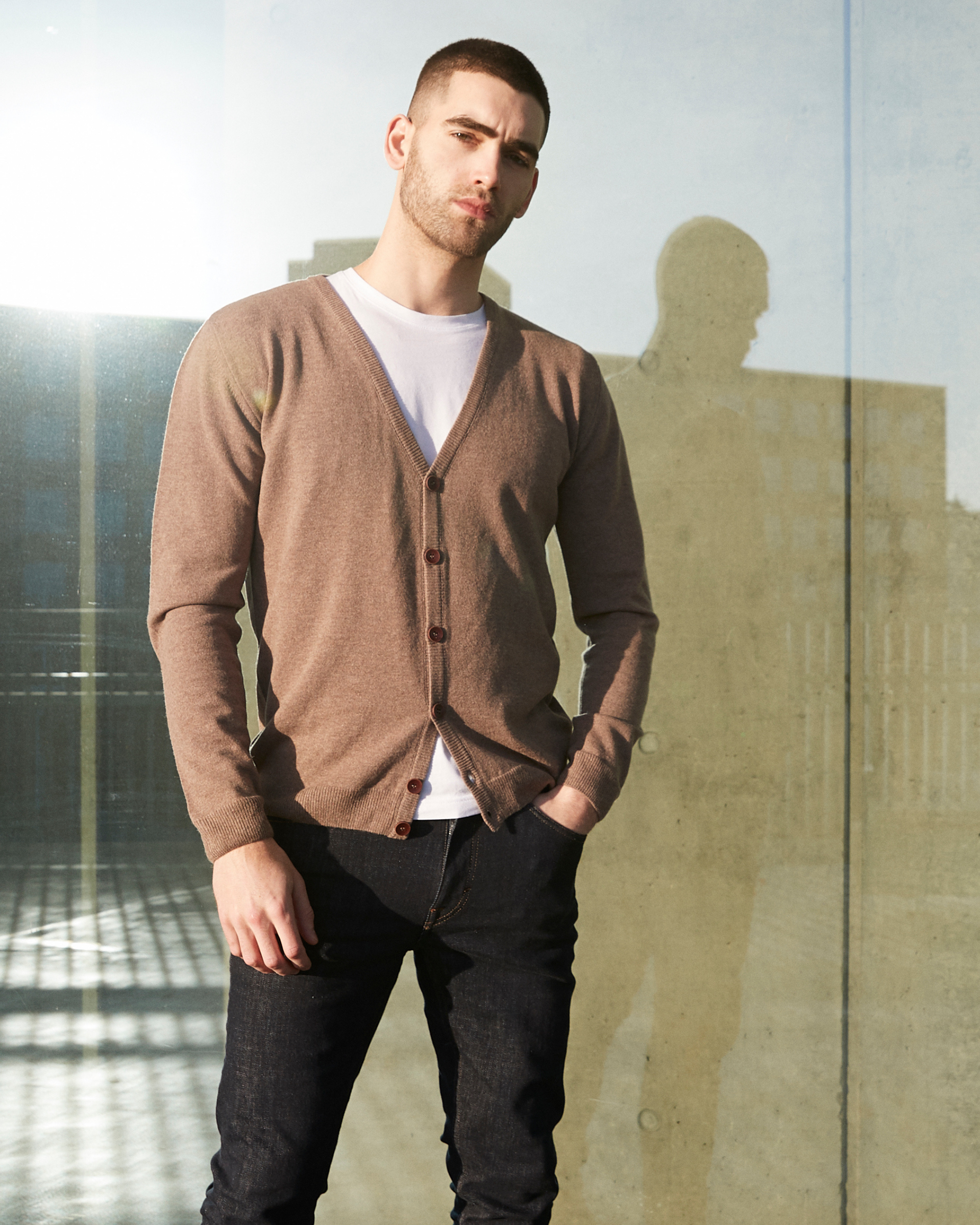 Wexford cardigan i lammeuld med v-neck og knaplukning