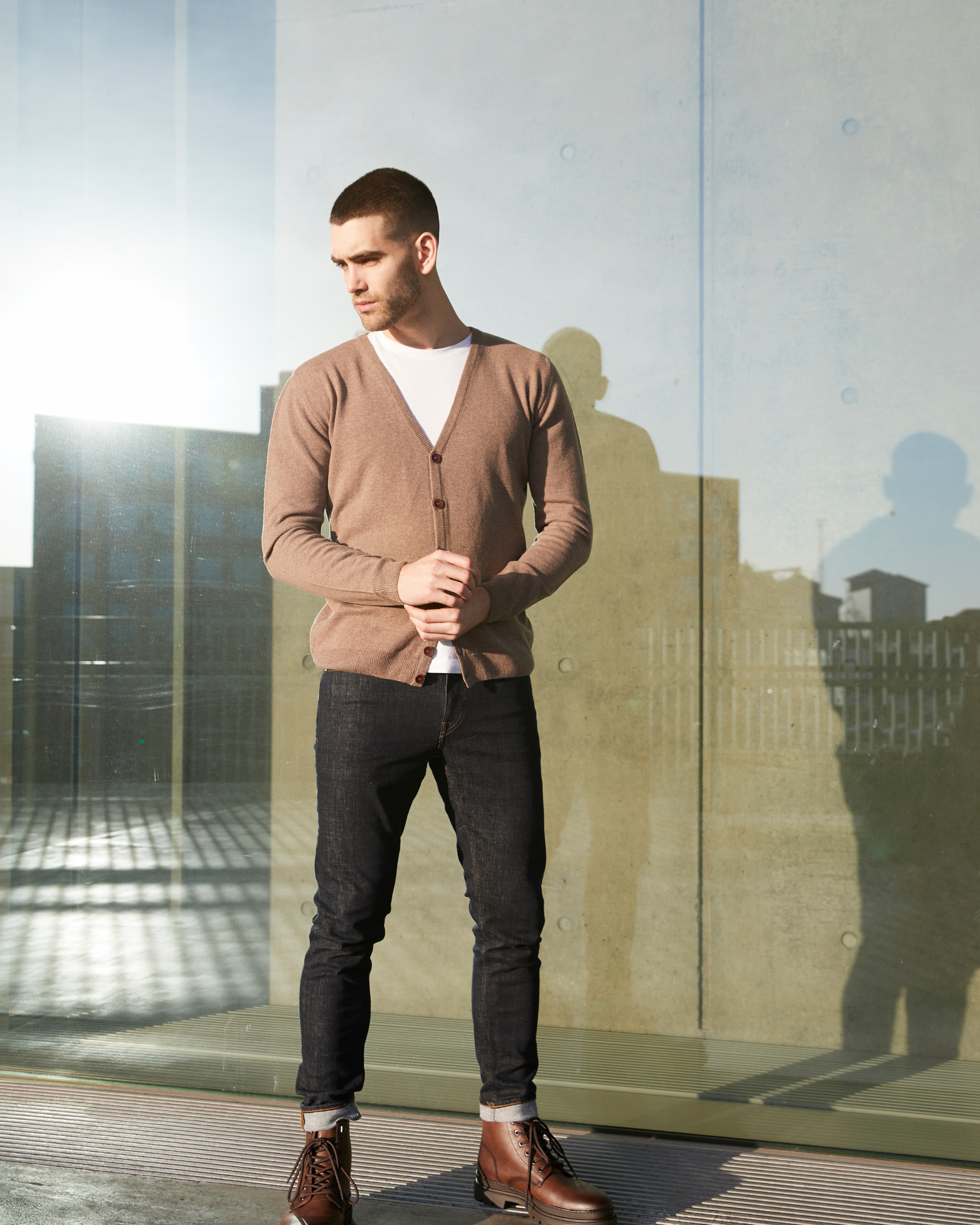 Wexford cardigan i lammeuld med v-neck og knaplukning