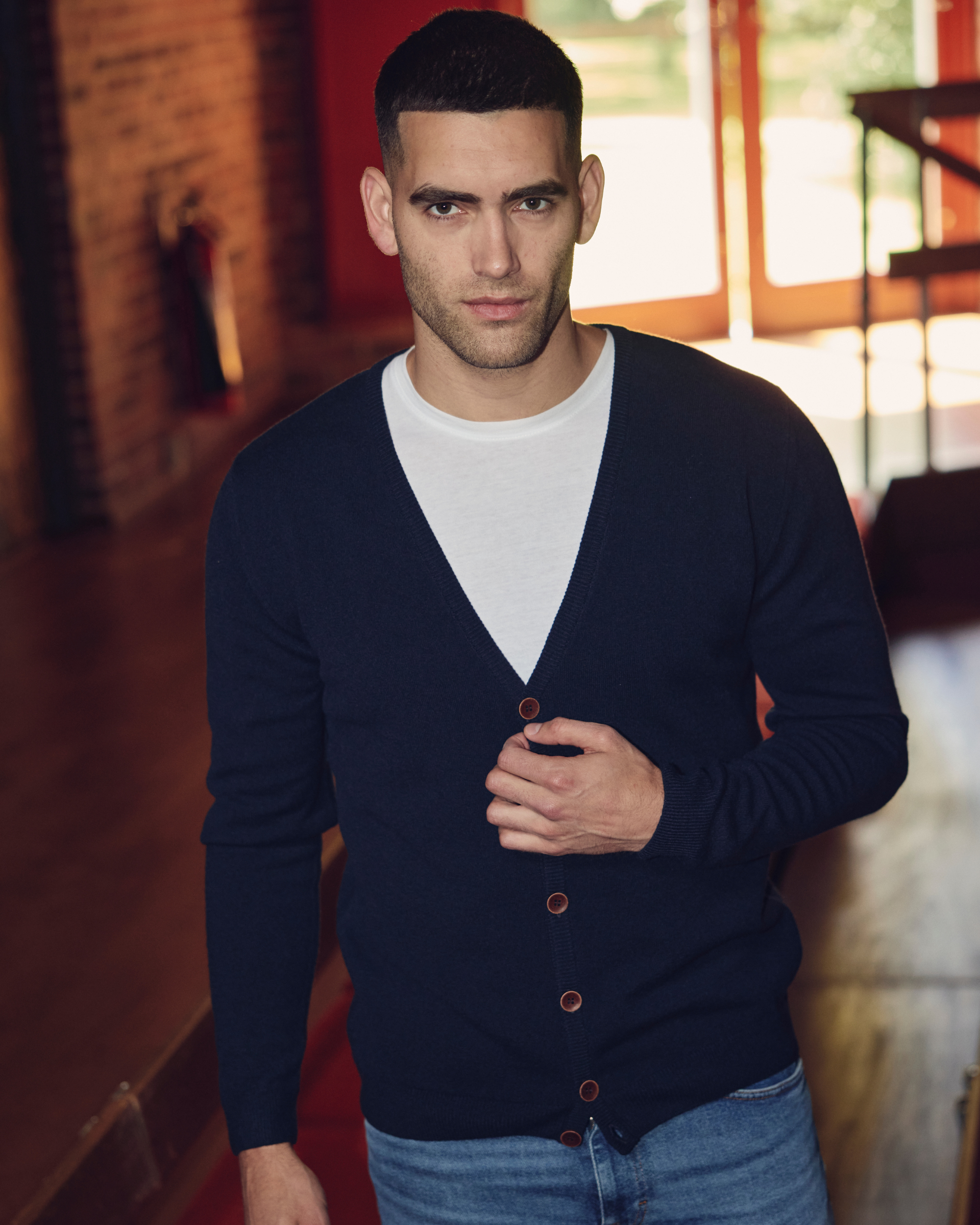 Wexford cardigan i lammeuld med v-neck og knaplukning